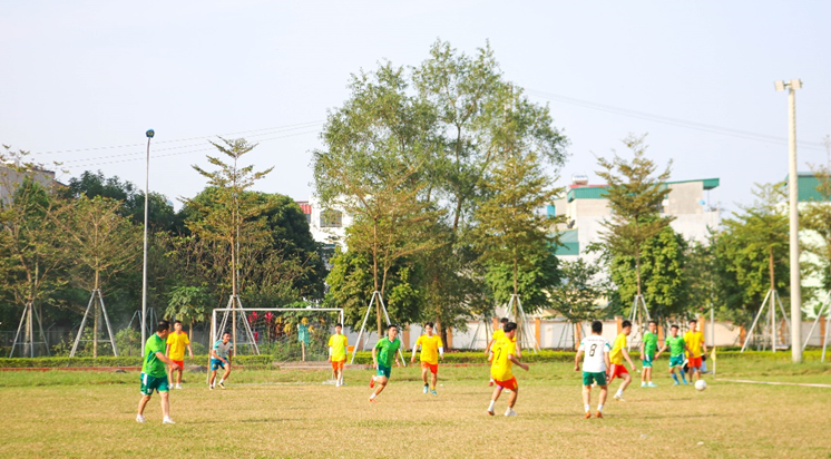 A group of people playing football

Description automatically generated